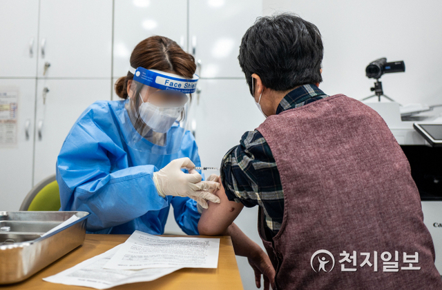 [천지일보=박준성 기자] 신종 코로나바이러스 감염증(코로나19) 백신 접종이 시작된 26일 서울 성도구보건소에서 의료진이 요양보호사에게 아스트라제네카 백신을 접종하고 있다. (사진공동취재단) ⓒ천지일보 2021.2.26