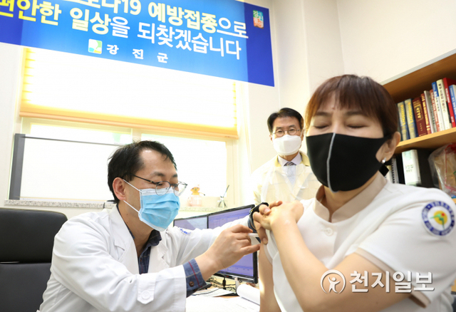 26일 강진 효요양병원에서 코로나19 백신 접종을 하고 있는 모습. (제공: 강진군) ⓒ천지일보 2021.2.26