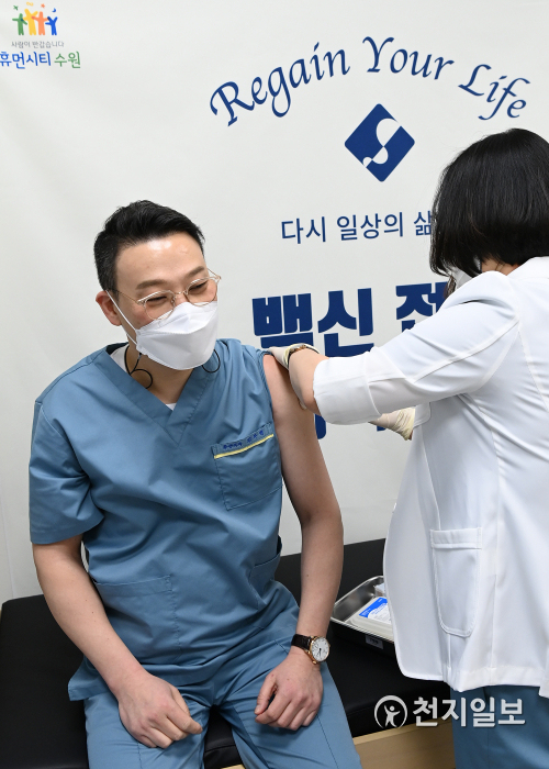 김주형 아주대학교 요양병원 진료부원장(왼쪽)이 코로나19 백신을 접종하고 있다. (제공: 수원시청) ⓒ천지일보 2021.2.26