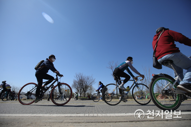 [천지일보=남승우 기자] 포근한 봄 날씨를 보인 가운데 서울 반포한강시민공원에서 시민들이 자전거를 타고 있다. ⓒ천지일보DB