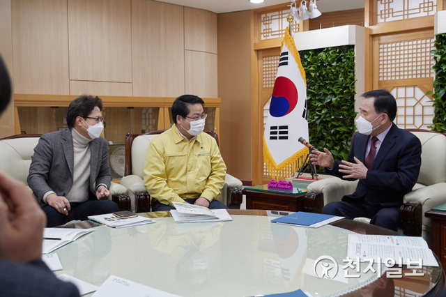 오세현 아산시장(가운데)이 25일 관내 북부권 및 동부권 일반 고등학교 추가 신설 건의를 위해 조철기 충남도의회 교육위원장, 김희영 아산시의회 부의장과 함께 충청남도교육청을 방문해 김지철 교육감과 면담을 하고 있다. (제공: 아산시) ⓒ천지일보 2021.2.27