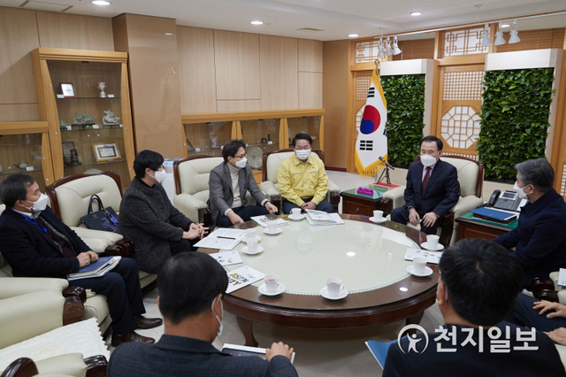 오세현 아산시장을 비롯해 조철기 충남도의회 교육위원장, 김희영 아산시의회 부의장과 함께 25일 관내 북부권 및 동부권 일반 고등학교 추가 신설 건의를 위해 충청남도교육청을 방문해 김지철 교육감과 면담을 마친 후 기념촬영을 하고 있다. (제공: 아산시) ⓒ천지일보 2021.2.27