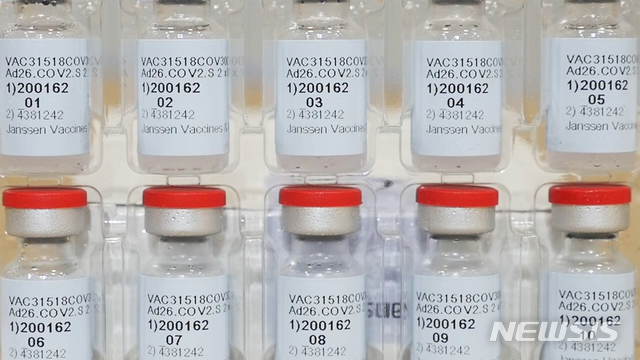지난해 12월2월(현지시간) 존슨앤드존슨이 제공한 신종 코로나바이러스 감염증(코로나19) 백신 사진. (출처: AP/뉴시스)