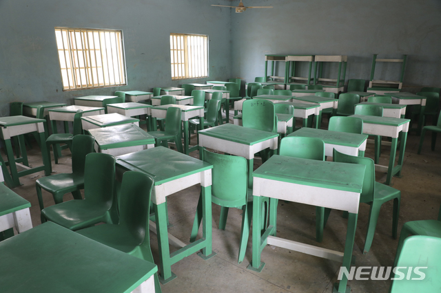나이지리아 장게베에 있는 국립여자중학교에서 무장 괴한들의 공격으로 학생들이 납치돼 교실이 텅 비어 있다. 경찰은 괴한들이 학생 317명을 납치해 구출 작전에 돌입했다고 밝혔다. (출처: 장게베=AP/뉴시스)