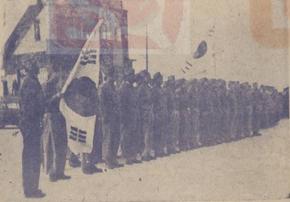 1945년 11월 5일 중국 상하이(上海) 장완비행장에서 태극기를 든 한국광복군 대원들이 도열해 충칭(重慶)에서 비행기를 타고 온 김구 임시정부 주석 일행을 환영하고 있다. (출처: 연합뉴스)