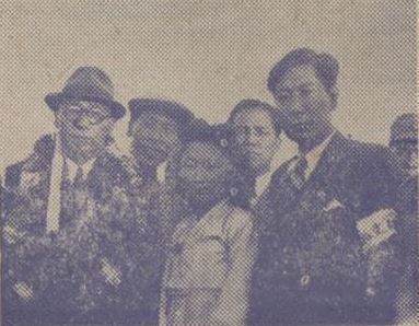 1945년 11월 5일 중국 상하이(上海) 장완비행장에 도착한 김구 주석이 기념사진을 찍고 있다. (출처: 연합뉴스)