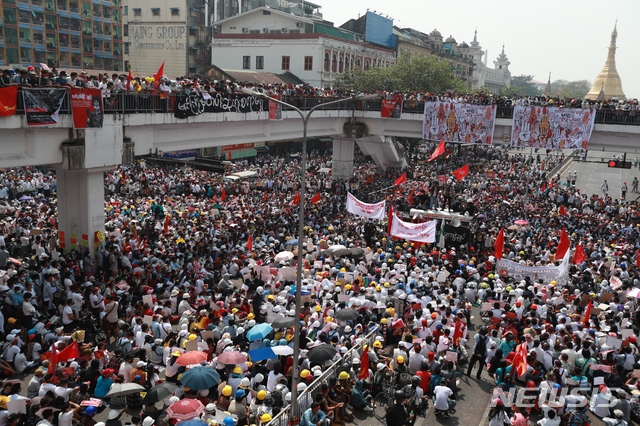 [양곤=AP/뉴시스] 22일 미얀마 양곤 시내의 한 교차로에 군부 쿠데타 반대 시위대가 모여들고 있다. 군사 정권의 유혈진압 위협에도 미얀마 전역에서 총파업이 벌어져 수백만 명이 거리로 쏟아져 나왔다. 2021.02.22.