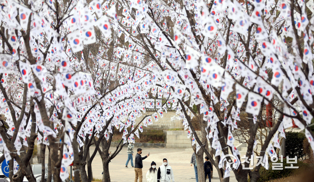 [천지일보=남승우 기자] 102주년 삼일절을 하루 앞둔 28일 독립투사들이 잠들어 있는 서울 용산구 효창공원 앞 나무에 3.1 독립운동의 정신을 기리는 태극기가 걸려 있다. ⓒ천지일보 2021.2.28