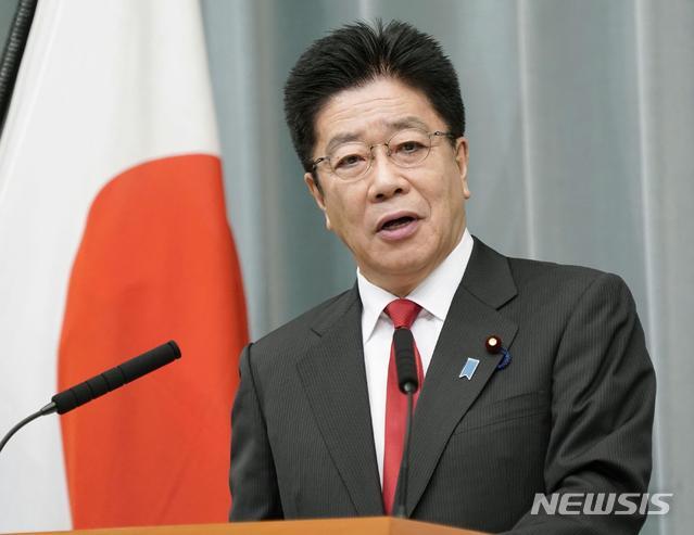[도쿄=AP/뉴시스] 지난해 10월 26일 가토 가쓰노부 일본 관방장관이 총리 관저에서 기자회견을 가지고 있다.