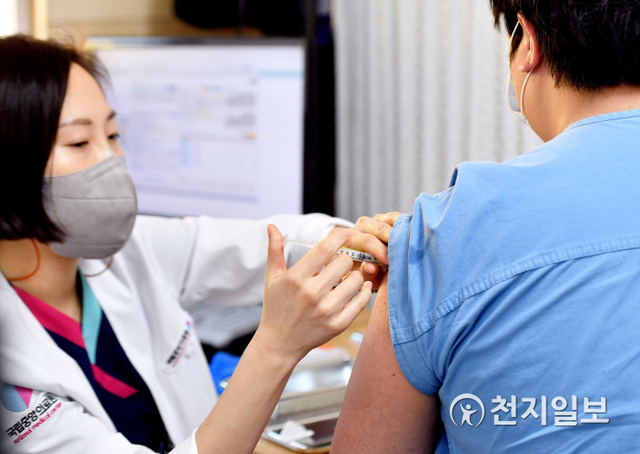 [천지일보=박준성 기자] 27일 오전 서울시 중구 을지로 국립중앙의료원 중앙예방접종센터에서 화이자 접종자인 의료원 관계자가 백신을 접종 받고 있다. (사진공동취재단) ⓒ천지일보 2021.2.27