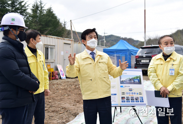 조규일 진주시장(가운데)이 지난달 판문동 수소충전소 건립 공사현장을 방문해 전반적인 사업현황을 점검하고 있다. (제공: 진주시) ⓒ천지일보 2021.3.2