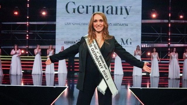 [서울=뉴시스]2021년 미스 독일로 선발된 33살의 두 딸의 엄마 안야 칼렌바흐. 외모 대신 캐릭터에 초점을 맞춰 우승자를 선발한 이번 대회에서 우승한 그녀는 