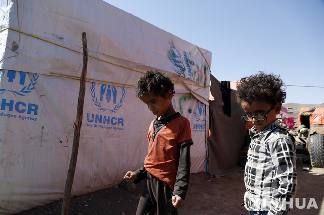 지난달 20일(현지시간) 예멘 난민들이 수도 사나에 있는 UN 대피처에서 걷고 있다. (출처: 뉴시스)