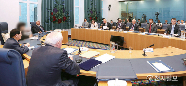 2015년 11월 이만희 대표의 21차 평화순방 중 영국 런던에서 진행된 평화국제법 발전회의에 참석한 HWPL국제법제정평화위원들이 열띤 토론을 펼치고 있다. (제공: HWPL) ⓒ천지일보 2021.3.2
