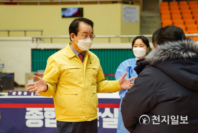 김종식 목포시장이 2일 실내체육관을 방문해 코로나19 백신 상황을 살펴보고 있다. (제공: 목포시) ⓒ천지일보 2021.3.2