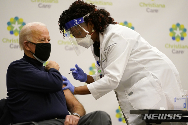 조 바이든 미국 차기 대통령 당선인이 지난해 12월 21일(현지시간) 델라웨어 뉴어크 소재 크리스티애나케어 병원에서 화이자의 신종 코로나바이러스 감염증(코로나19) 백신을 접종 받고 있다. (출처: 뉴시스)