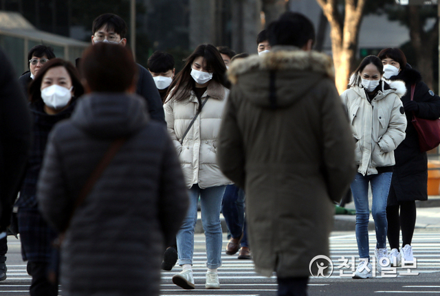 [천지일보=남승우 기자] 서울 종로구 광화문 네거리에서 시민들이 발걸음을 옮기고 있는 모습. ⓒ천지일보DB