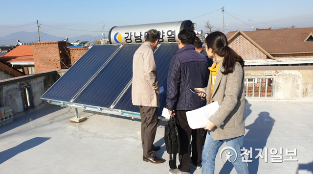 3일 광주시 남구 상가 건물 옥상에 설치된 태양광 시설을 관계자들이 살펴보고 있다. (제공: 남구청) ⓒ천지일보 2021.3.3