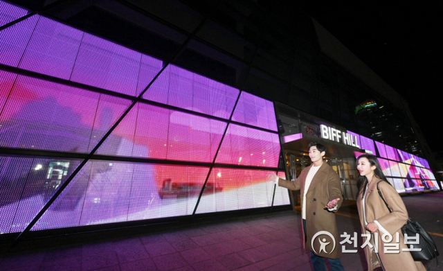 LG전자가 올해로 개관 10주년을 맞은 부산 영화의전당 건물에 투명 LED 필름으로 대형 미디어아트를 구현했다고 3일 밝혔다. (제공: LG전자) ⓒ천지일보 2021.3.3