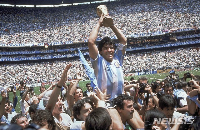 [멕시코시티=AP/뉴시스]아르헨티나의 세계적 축구선수 디에고 마라도나가 지난 1986년 6월 29일 멕시코 월드컵 결승전에서 아르헨티나의 승리 후 우승컵을 들고 환호하고 있다.