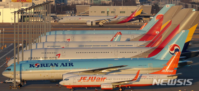 인천국제공항 전망대에서 바라본 계류장에 대한항공과 아시아나항공 여객기가 보이고 있는 모습. (출처: 뉴시스)