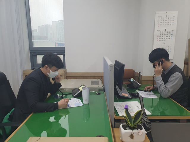 안산국비고 학생들이 시청 자가격리자관리TF 사무실에서 중국어, 러시아어 등 통역 자원봉사를 하고 있다. (제공: 안산시청) ⓒ천지일보 2021.3.4