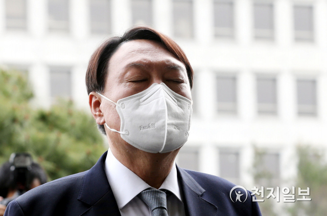 [천지일보=남승우 기자] 윤석열 검찰총장이 4일 오후 서울 서초구 대검찰청에서 사퇴 입장을 밝히던 중 눈을 감고 있다. ⓒ천지일보 2021.3.4