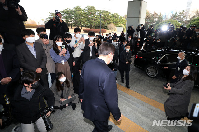 윤석열 전 검찰총장이 4일 오후 서울 서초구 대검찰청 에서 직원들에게 환송을 받으며 대검찰청을 나서고 있다. (출처:뉴시스) 2021.03.04.