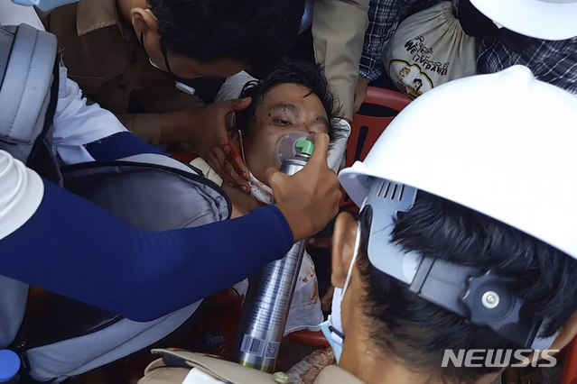 미얀마 남부도시 다웨이에서 28일 열린 반쿠데타 시위에 참여했다가 다쳐서 의료진의 치료를 받는 시민. (출처: 뉴시스)