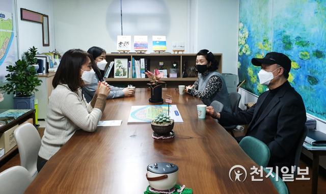 진주시 상평동행정복지센터가 행정사무 중심에서 ‘주민 중심 공간’으로 탈바꿈해 눈길을 끌고 있다. 사진은 상평동장실에서 변모한 동민카페. (제공: 진주시) ⓒ천지일보 2021.3.5