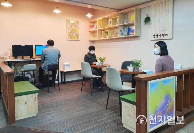 진주시 상평동행정복지센터가 행정사무 중심에서 ‘주민 중심 공간’으로 탈바꿈해 눈길을 끌고 있다. 사진은 클래식이 흘러나오는 상평사랑채 모습. (제공: 진주시) ⓒ천지일보 2021.3.5