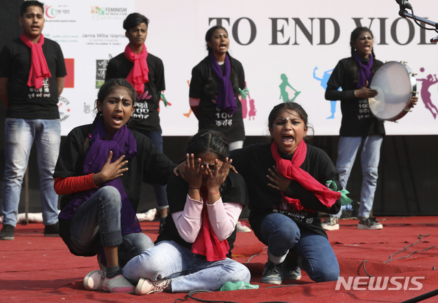 [뉴델리(인도)=AP/뉴시스]인도 수도 뉴델리에서 지난 9일 여자 어린이들이 여성과 소녀들에 대한 폭력에 반대하는 퍼포먼스를 펼치고 있다. 이는 여성과 소녀들에 대한 폭력을 종식시키기 위한 전 세계 '10억 봉기 캠페인'의 일환으로 열렸다.