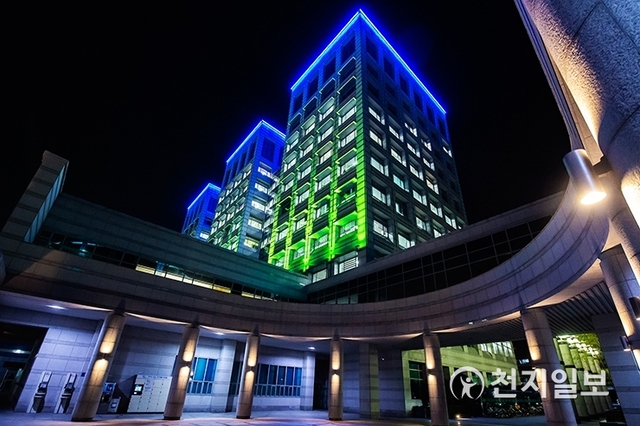 야간경관조명 설치를 마친 진주시청사 모습. (제공: 진주시) ⓒ천지일보 2019.12.25
