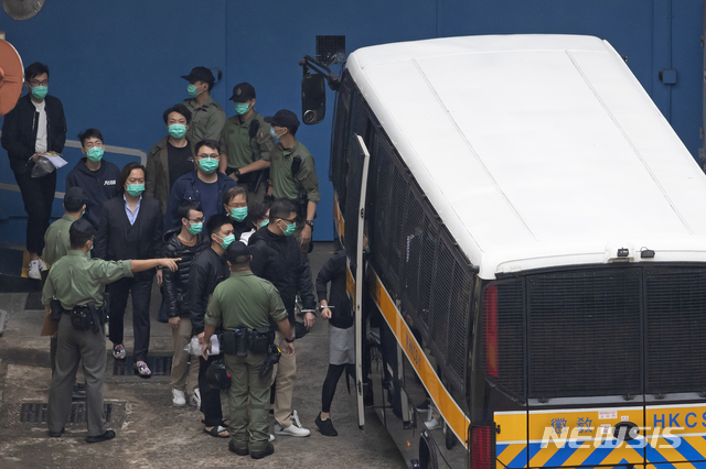 [홍콩=AP/뉴시스] 홍콩 민주 인사들이 4일 한 구치소에서 법원 출석을 위해 이송차량에 타고 있다.