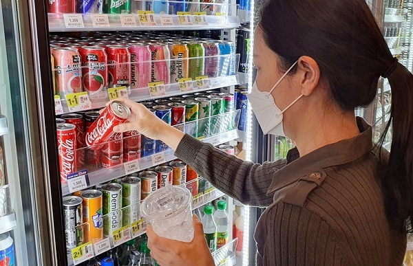 고객이 이마트24매장에서 얼음컵과 음료를 구입하고 있다. (제공: 이마트24)