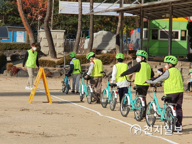 ‘찾아가는 자전거 안전교육’에 참여하는 학생들이 자전거를 타보며 교육을 듣고 있다. (제공: 수원시청) ⓒ천지일보 2021.3.5