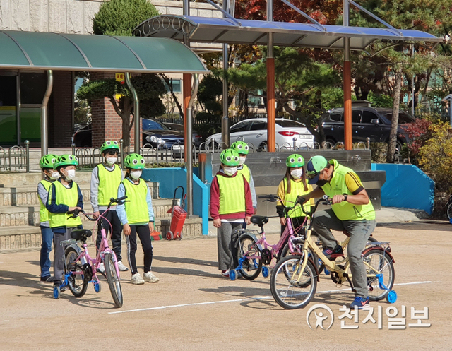 자전거 안전교육 참여 학생들이 강사의 설명을 듣고 있다. (제공: 수원시청) ⓒ천지일보 2021.3.5