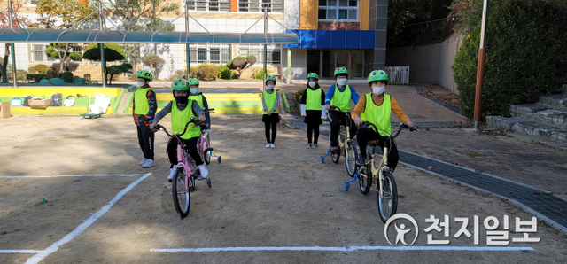 찾아가는 자전거 안전교육 참여 학생들이 마스크를 쓰고 자전거를 타고 있다. (제공: 수원시청) ⓒ천지일보 2021.3.5