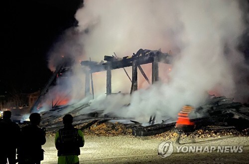 5일 오후 6시 37분께 전북 정읍시 내장사 대웅전에서 방화로 추정되는 불이 나 대웅전이 전소됐다. (출처: 연합뉴스)