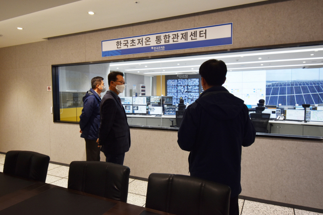 박지현 전기안전공사 사장이 짐진하 한국초저온 대표이사 등 관계자와 함께 시설현장을 둘러보며 브리핑을 받고 있다. (제공: 한국전기안전공사) ⓒ천지일보 2021.3.5