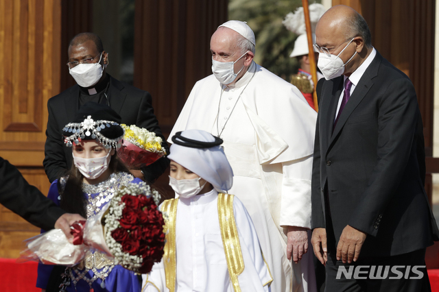 프란치스코 교황(왼쪽)이 5일(현지시간) 이라크 수도 바그다드의 대통령 관저에서 바흐람 살레 대통령의 환대를 받고 있다. (출처:AP/뉴시스)