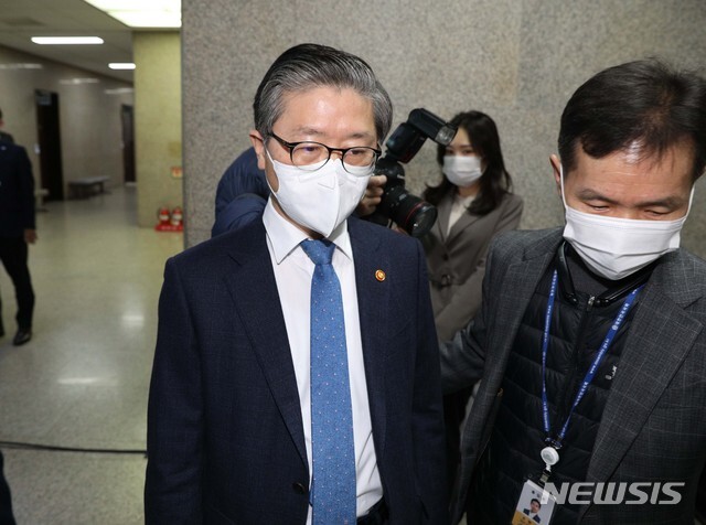 변창흠 국토교통부 장관이 5일 서울 여의도 국회에서 이낙연 더불어민주당 대표와 면담을 하기 위해 당대표실로 들어서고 있다. (출처: 뉴시스)