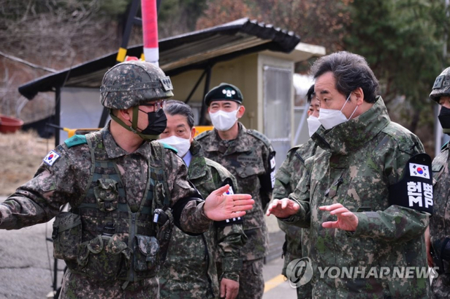 더불어민주당 이낙연 대표가 6일 경기도 연천군 28사단 GOP를 찾아 경계태세를 점검하고 있다. (출처: 연합뉴스)