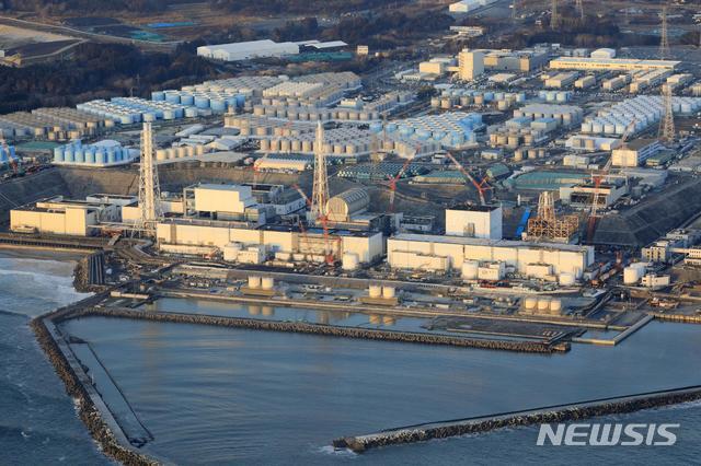 [오쿠마=AP/뉴시스] 일본 동북부 후쿠시마현 소재 후쿠시마 제1 원자력 발전소의 2월14일 전경. 10년 전 대지진으로 원자로 3기가 녹아버린 이 원전 부근에선 전날 진도 6강의 강진이 감지되었다. 2021. 02.22 