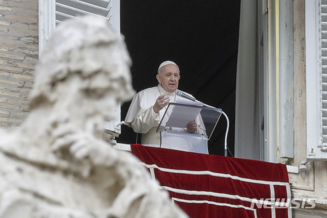 2020년 12월 8일 프란치스코 교황이 성 베드로 광장이 내려다보이는 자신의 창문에서 정오 삼종기도 중 자신의 메시지를 전하고 있다. (출처: 뉴시스)