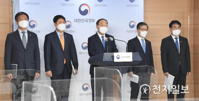 홍남기 경제부총리 겸 기획재정부 장관이 7일 오전 서울 종로구 정부서울청사에서 열린 부동산관계장관회의를 마치고 '부동산 관련 국민께 드리는 말씀'을 발표하고 있다. 왼쪽부터 김대지 국세청장, 구윤철 국무조정실장, 홍남기 부총리, 변창흠 국토교통부 장관, 이재영 행정안전부 차관 (제공: 기획재정부)