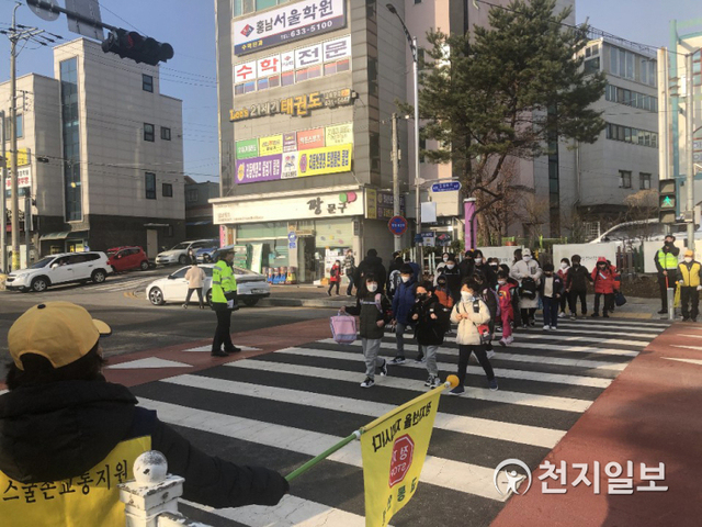 홍성경찰서가 신학기를 맞아 3일부터 관내 초등학교 앞에서 어린이 교통안전 지키기 활동을 추진하고 있다. (제공: 홍성경찰서) ⓒ천지일보 2021.3.8