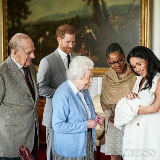【AP/뉴시스】 영국 해리 왕자의 부인인 메건 마클 왕자비가 첫 아이를 임신했을 때 영국 왕실 관계자들이 태어날 아기의 피부색을 놓고 이야기를 나눴다고 7일(현지시간) 방송된 오프라 윈프리와의 인터뷰에서 말했다. 사진은 2019년 5월 해리 왕자와 부인 매건 마클 왕자비 사이에서 태어난 아들을 바라보는 엘리자베스 여왕 부부의 모습. 2021.03.08.