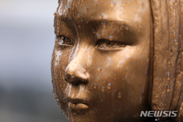 [서울=뉴시스 ]이윤청 기자 = 지난 1일 서울 종로구 옛 일본대사관 평화의 소녀상의 눈에 빗물이 흐르고 있다.