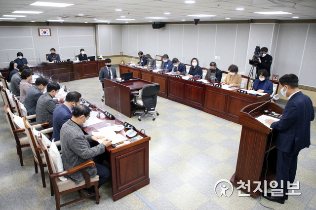 수원시의회 의원들이 8일 예산결산특별위원회를 열어 추가경정예산안을 심사하고 있다. (제공: 수원시의회) ⓒ천지일보 2021.3.9